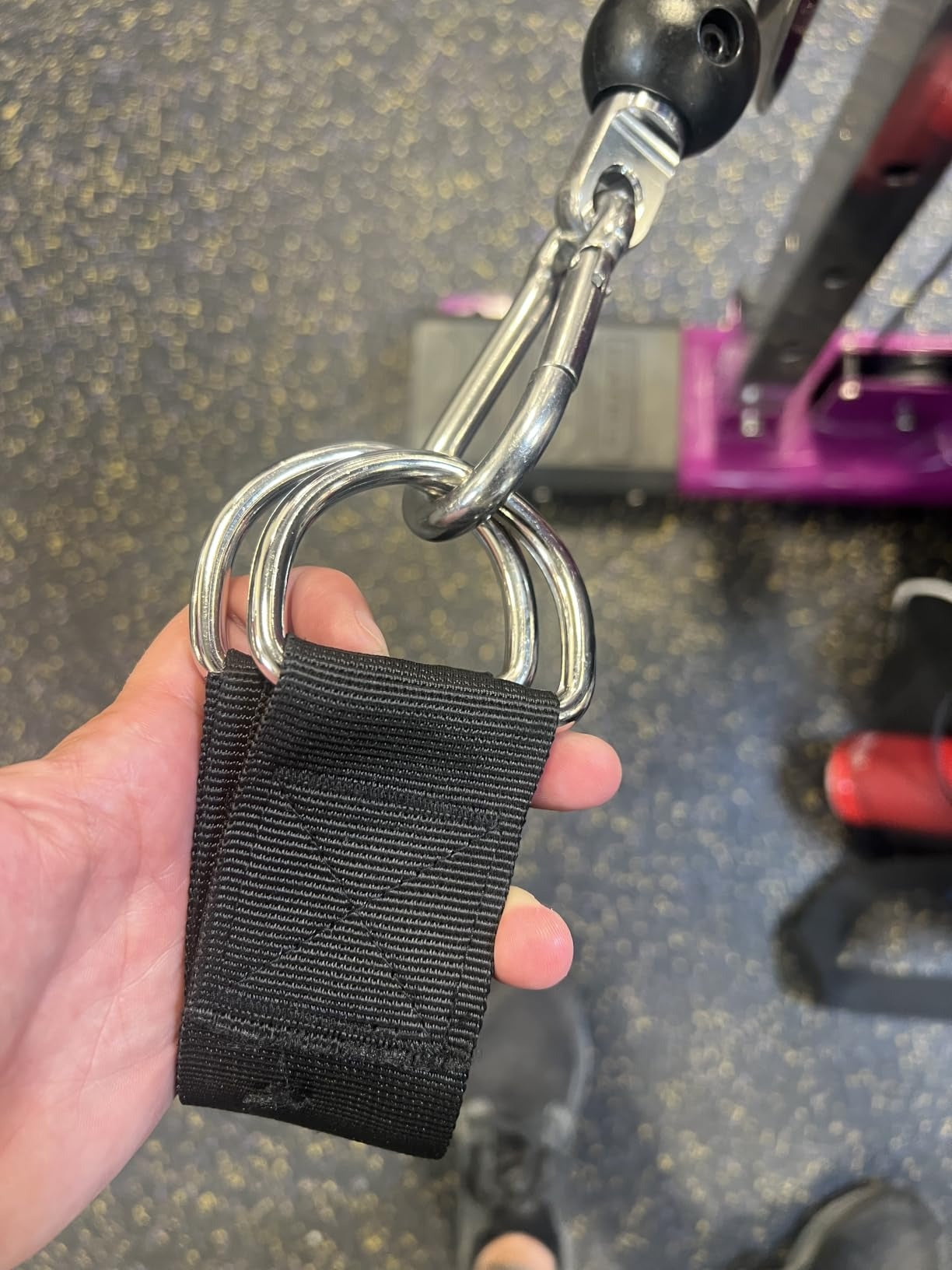 MANUEKLEAR 3-Grip Black - Metal connection and webbing detail