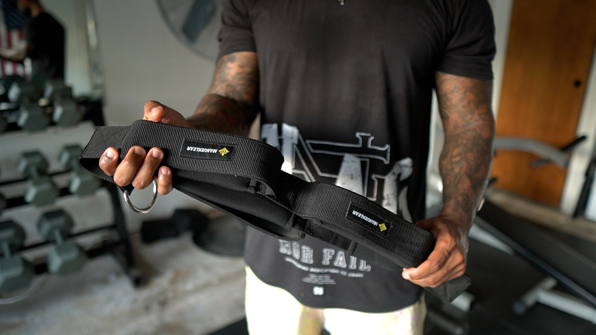 MANUEKLEAR 3-Grip Black - Customer holding the attachment