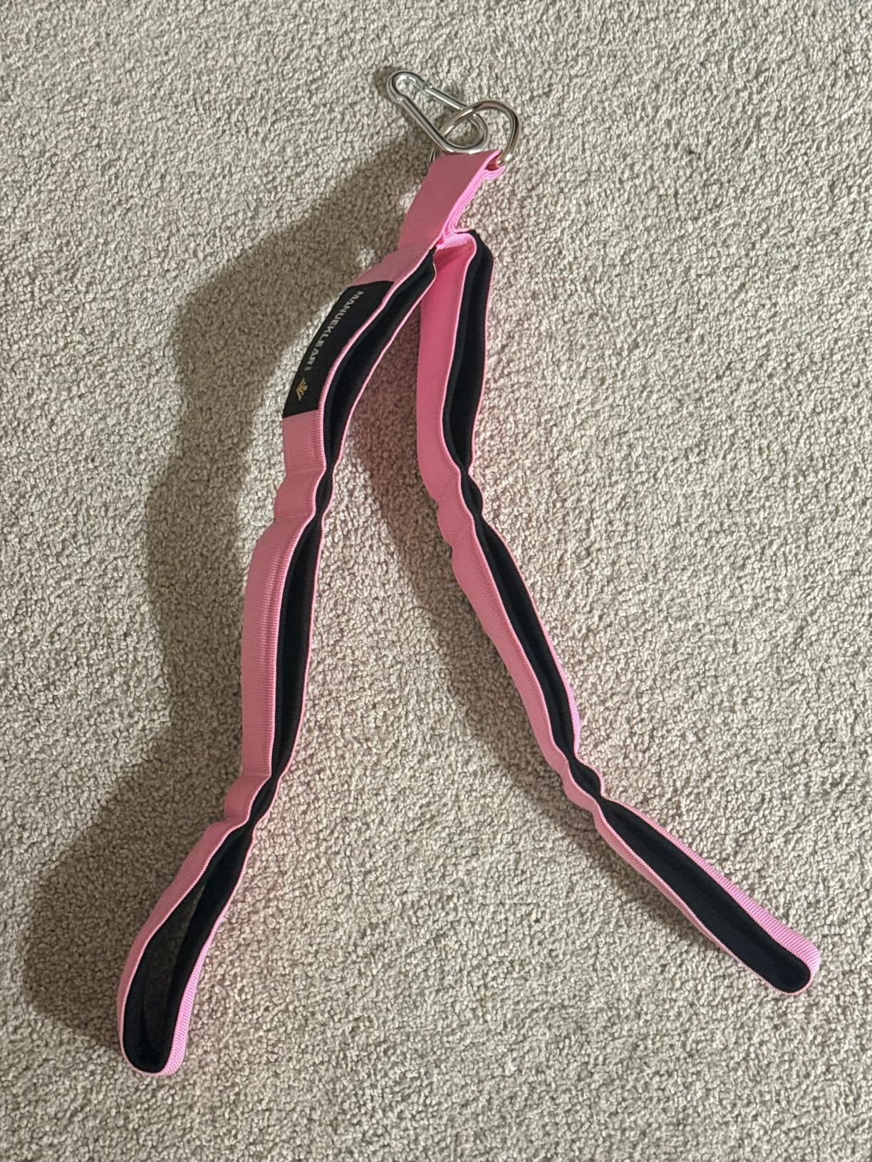 MANUEKLEAR 3-Grip Pink - Pink rope displayed at home