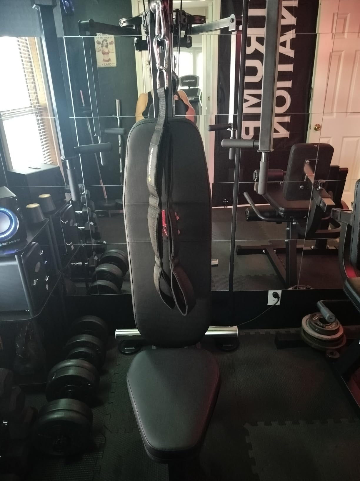 MANUEKLEAR 3-Grip Black - Black rope hanging in home gym