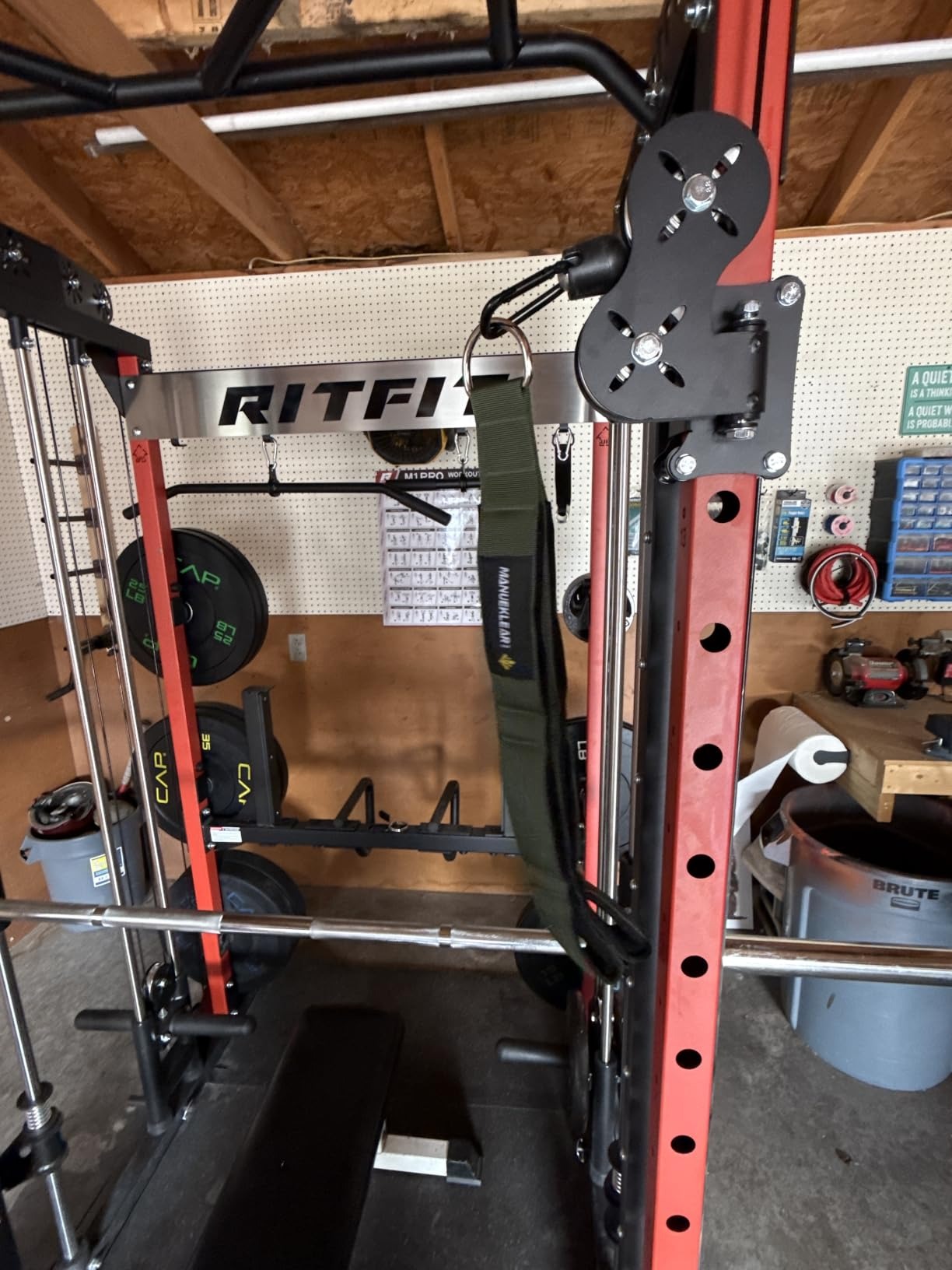 MANUEKLEAR 3-Grip Olive Green - Green rope hanging on training rack